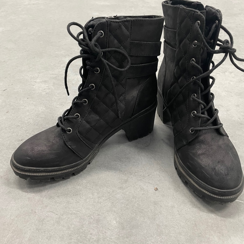 Black boot - Picture 2 of 3